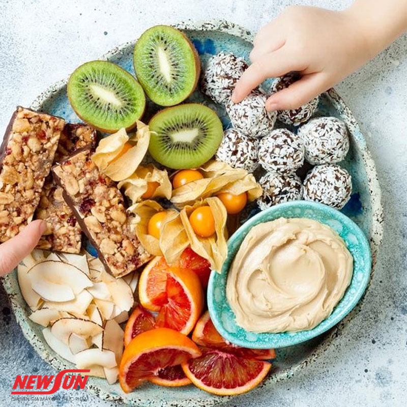 Gợi ý 4 cách làm món ăn nhẹ từ thực phẩm sấy tiện lợi
